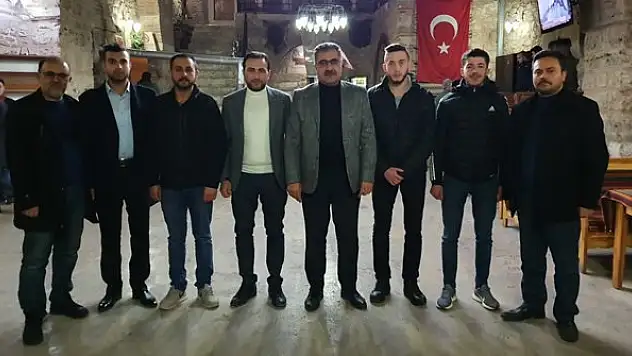 Ertaş, şehit cenazesinde üşüyen askerlere montlarını giydiren gençlerle bir araya geldi
