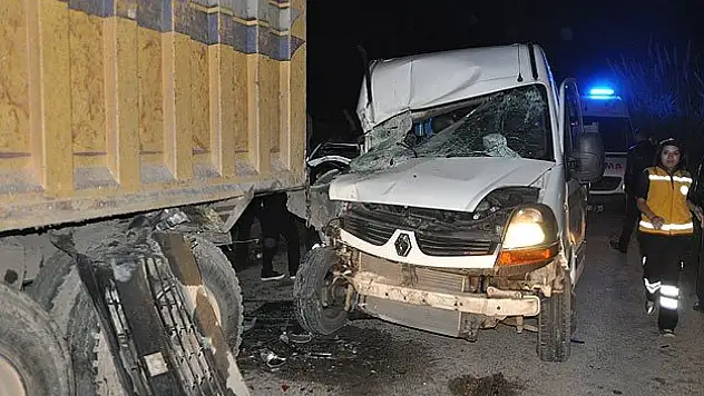 Öğrenci servisi kamyona çarptı: 16 yaralı