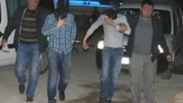 Dükkan sahibi hırsızı fırça ile kovaladı