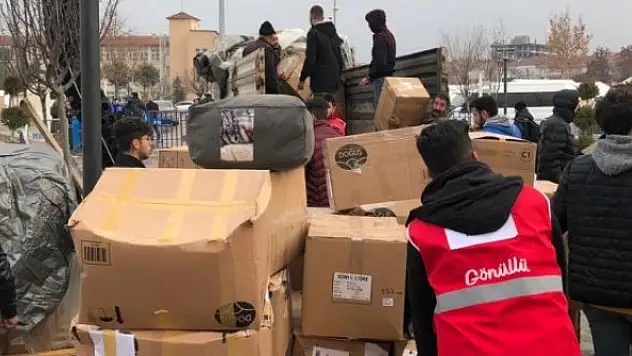 Konyaspor'un yardım araçları depremzelere ulaştı