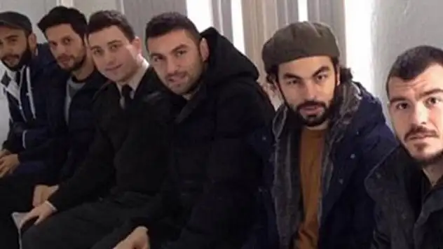 Aslanlar bedelli sırasında!