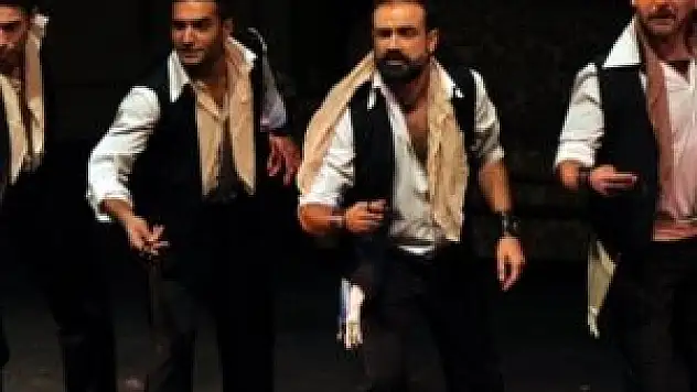 'Lüküs Hayat' artık kapalı gişe sahnelenecek