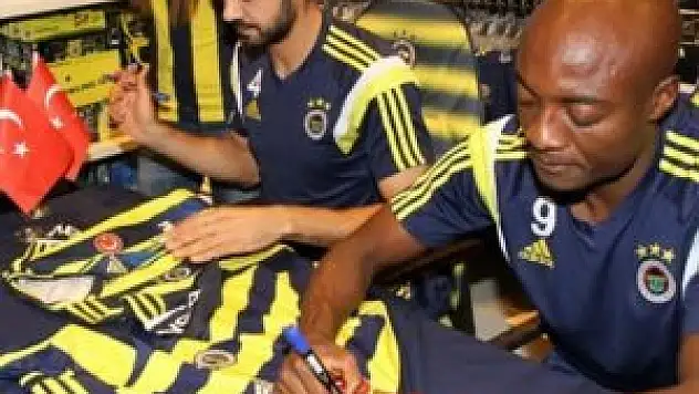 Fenerbahçeli futbolcular imza dağıttı