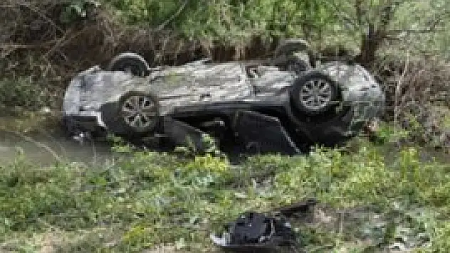 Direksiyon hakimiyetini kaybetti çaya uçtu