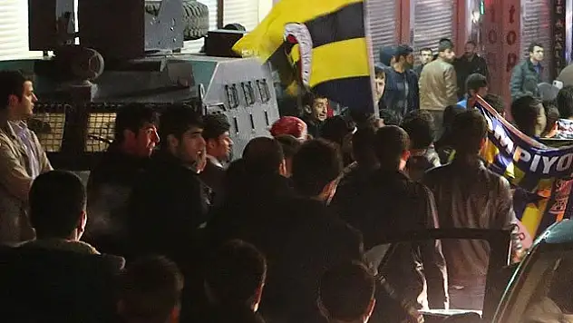 Taraftar kavgasında bıçakla yaralama