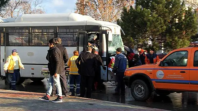 Afyonkarahisar'da trafik kazası: 22 yaralı