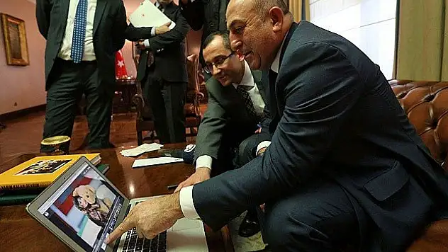 Çavuşoğlu 'Yılın Fotoğrafı'nı oyladı