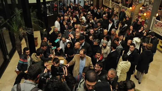 Haluk Levent'in konserini 'kitap' vererek izlediler