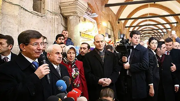 Davutoğlu esnafla çarşı açılışını yaptı