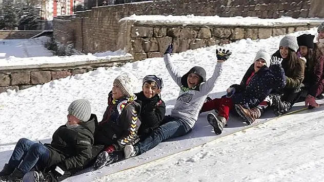 Konya'nın ilçesinde eğitime buz engeli!