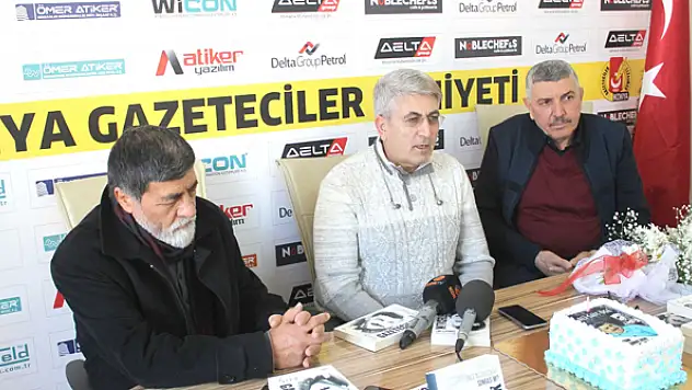 Ali Sait Öge, kitabını imzaladı