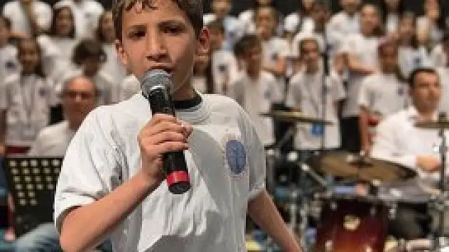 Taş atan eller 'Ebru'da buluştu