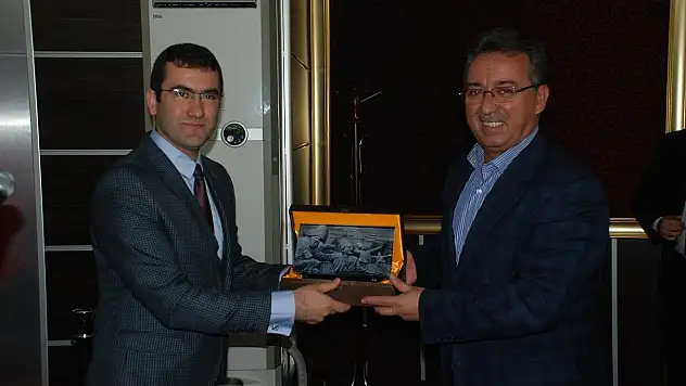 'Dikkat kışkırtır' konferansına öğrencilerden yoğun ilgi