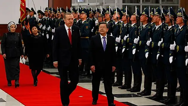 Kırgızistan'da resmi törenle karşılandı