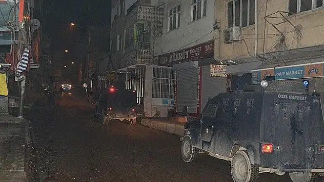 Cizre'de polise taşla saldıran gruba müdahale