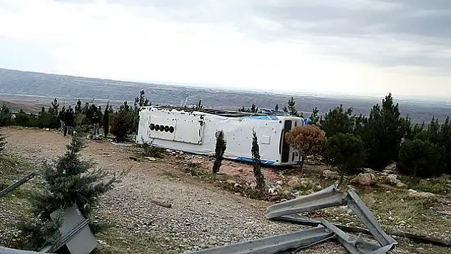 Eskişehir'de yolcu otobüsü devrildi: 1 ölü, 29 yaralı