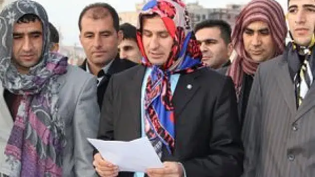 Erkeklerden 'Başörtülü' Protesto