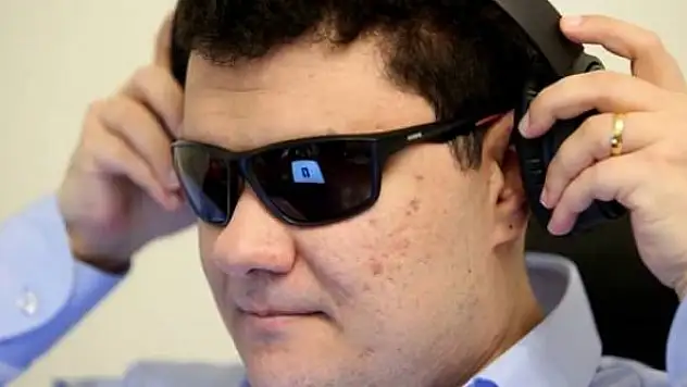 Görme engelli Türk mühendis Facebook'un göz bebeği oldu!