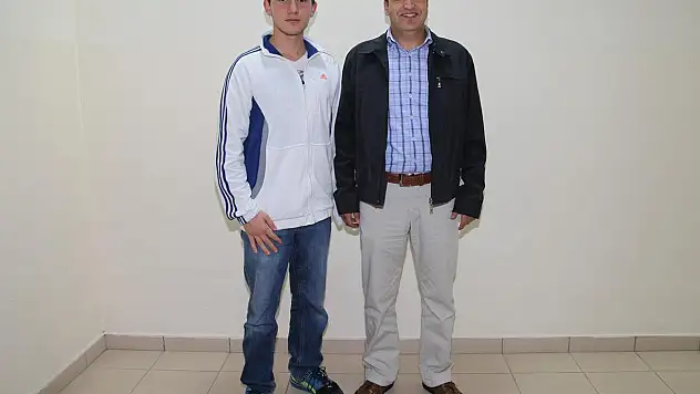 Genç yüzücü Doğan madalya ile döndü