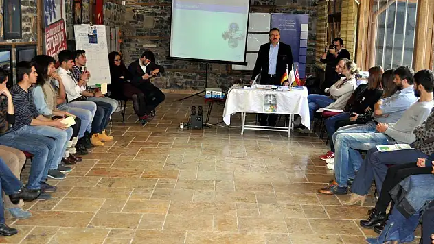 Seydişehir'de gençlere kampanya yönetimi eğitimi