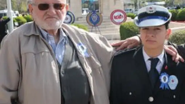 Polis dostları Ayfer ve Cuma dede