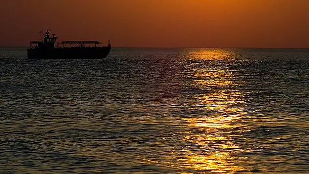 Korfu Adası açıklarında kaçak taşıyan gemi alarm verdi