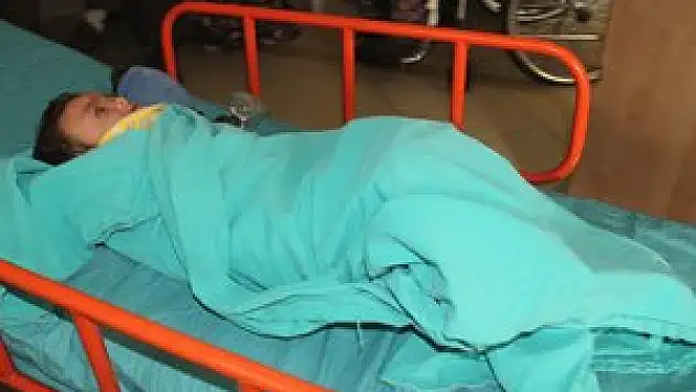 Üzerine televizyon düşen bebek hastanelik oldu