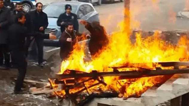 Herkesin gözü önünde kendini ateşe attı