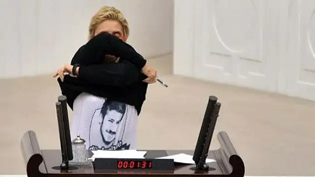 CHP'li vekil tişörtlü şovdan sonra sokak çağrısı yaptı