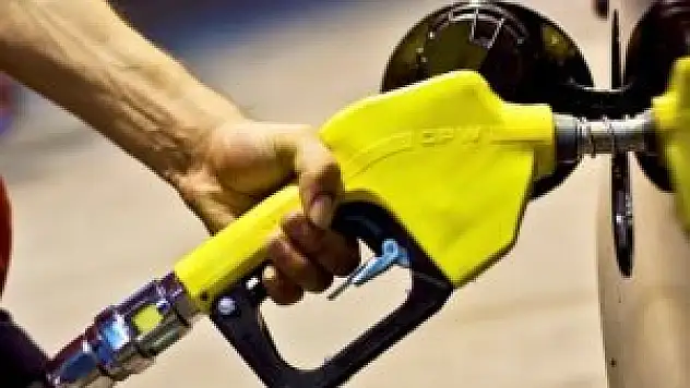 Benzinin litresinde 8 kuruşluk indirim