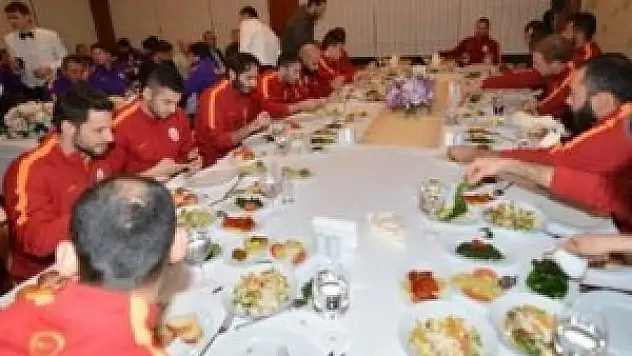 Galatasaray'da derbi öncesi moral yemeği