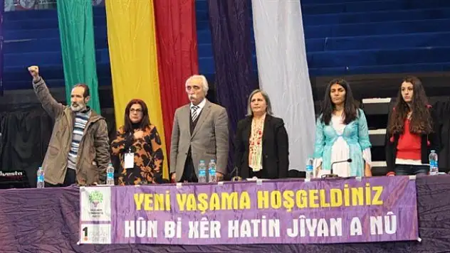 Bayraksız kongrede Öcalan sloganları