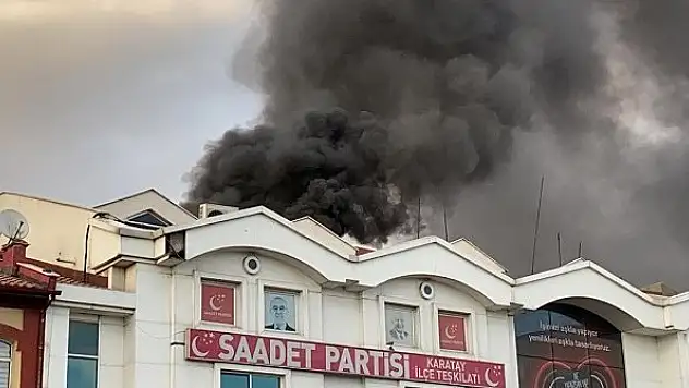 Konya'da iş merkezinin klima motorları patladı, yangın çıktı