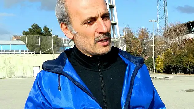 Kızlar da futbol oynar