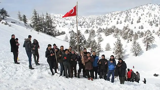 Konya'da 1700 rakımdaki çukura yazın kullanmak üzere kar depoladılar