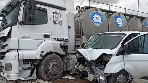 Konya'da süt tankeriyle kamyonet çarpıştı: 1 ağır yaralı