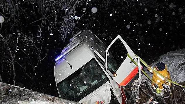 Sivas'ta ambulans baraj göletine düştü: 4 yaralı
