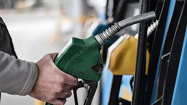 Benzinde 4-6 kuruş indirim