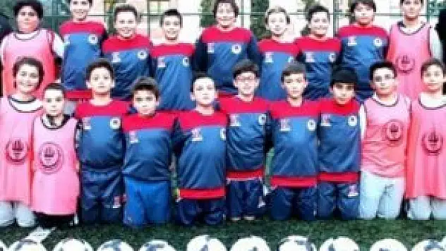 Minik futbolculardan alkışlık hareket