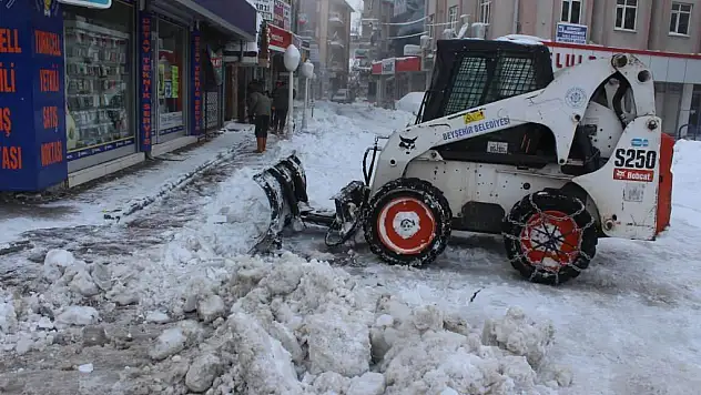 Beyşehir'de karla mücadele sürüyor