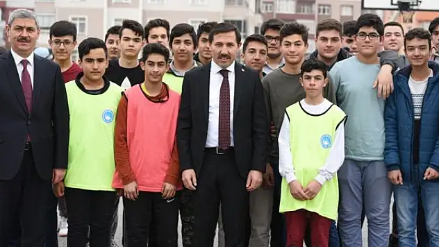Başkan Kılca'dan okullara halı saha müjdesi