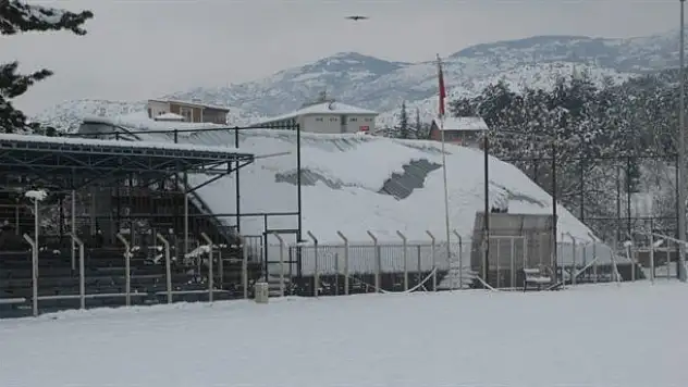 Tribünün çatısı çöktü