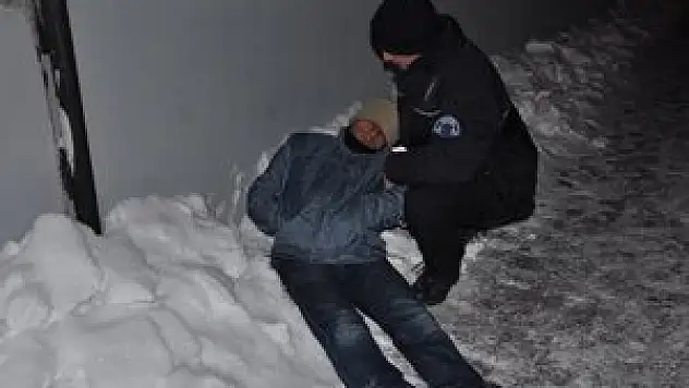 Yaya üst geçidinde donmak üzereyken bulundu