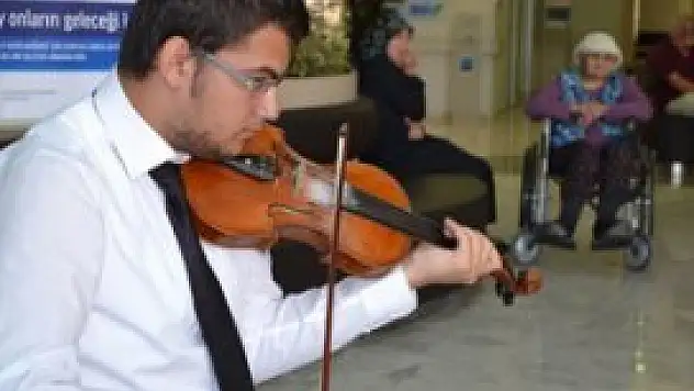 Hastanede müzikli karşılama