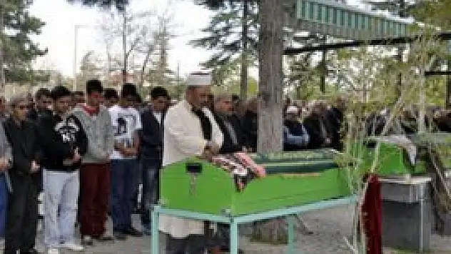 Merdaneyle öldürülen anne ve kızı defnedildi