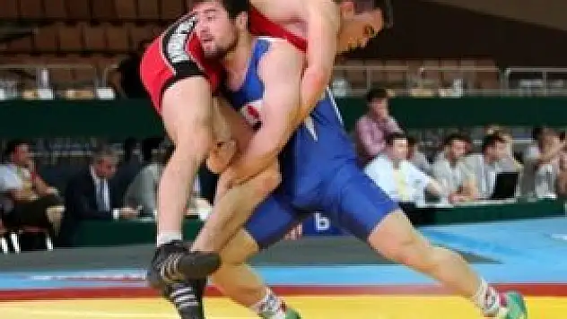 Genç güreşçiler mindere çıkıyor