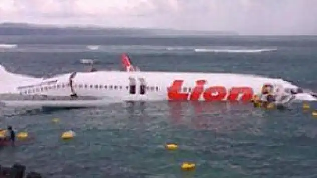 Yolcu uçağı okyanusa indi