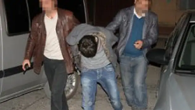 Sürünerek girdiği büfeden 500 lira çaldı