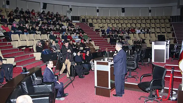 Karatay'da 'İslam'da Kadın ve Şiddet' konferansı düzenledi