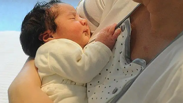 Evlat edinen kadınlar da emzirebilir